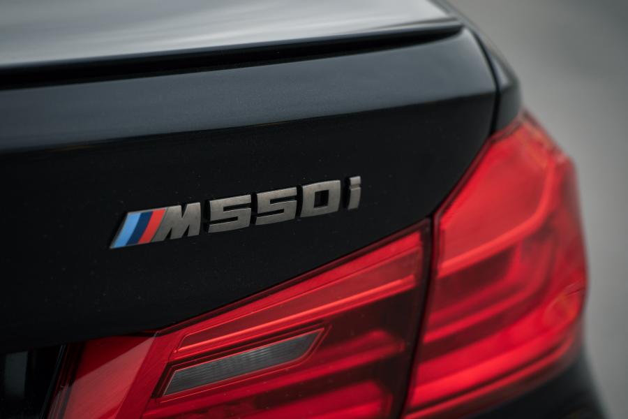 Логотип BMW M550i xDrive Sedan (G30) 2017 года  (NA) (фото 13 из 16)